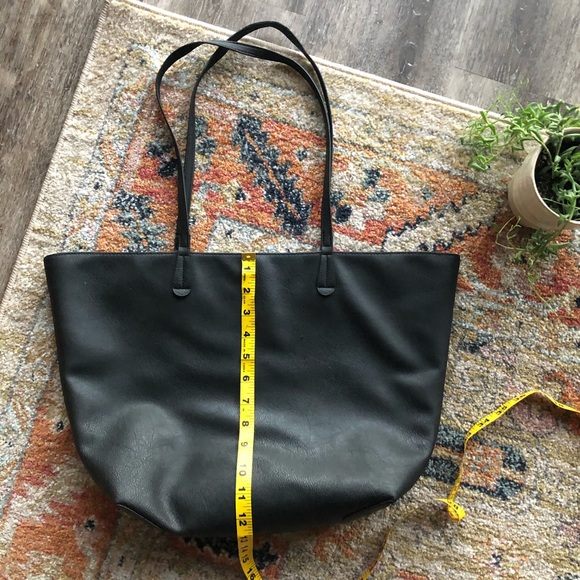 ✨2 for 35✨Faux Leather Tote - Picture 3 of 4